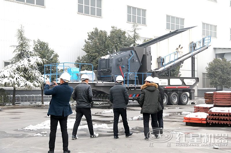 車載流動碎石機廠家價格實惠，客戶現場參觀