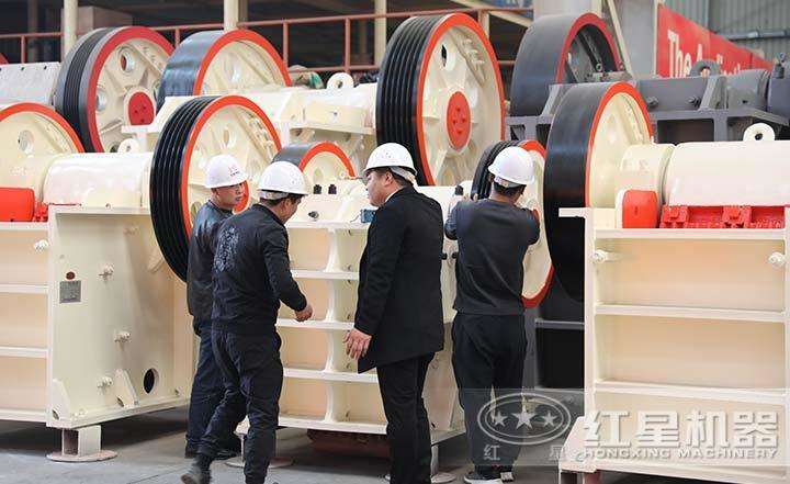 客戶到場參觀，專業技術人員全程講解