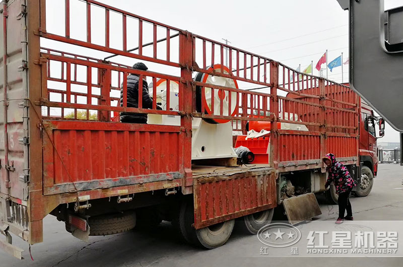 石塊打碎機設(shè)備裝車發(fā)貨 石塊打碎機設(shè)備裝車發(fā)貨